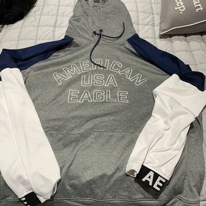 Men’s American Eagle lightweight hooded sweatshirt